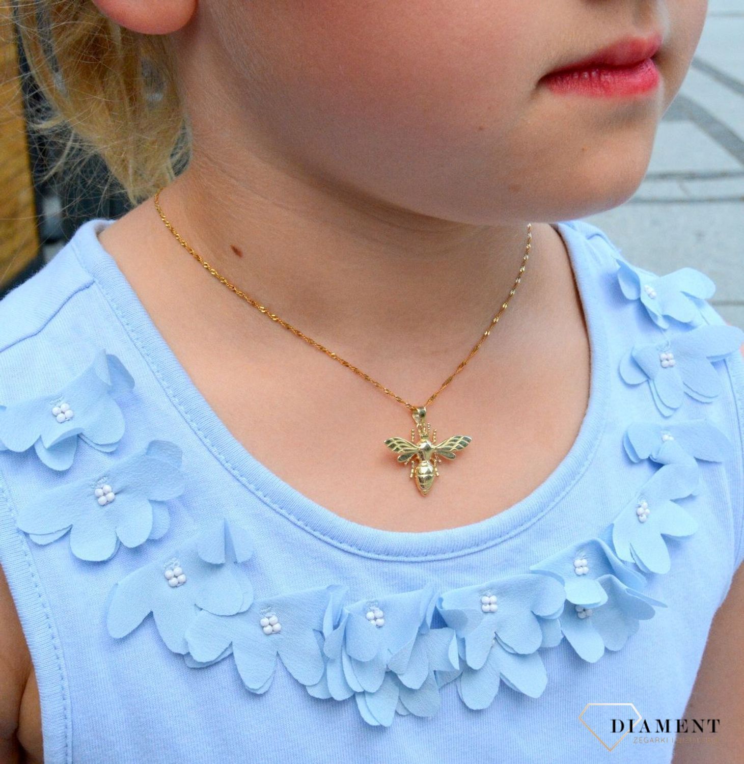 Złota zawieszka Pszczoła ZA 7017 333. Zawieszka złota Pszczoła próby 333. Złoty wisiorek w kształcie pszczoły. Wykonany ze złota próby 333. Wisiorek ten to idealny pomysł na prezent, którym wyjawimy swoje uczucia..jpg